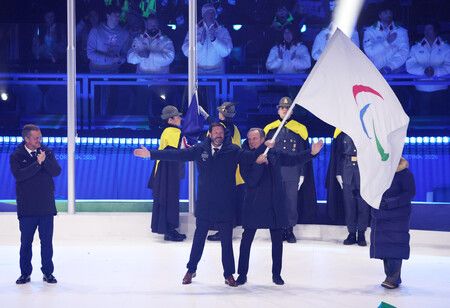 移交給下屆主辦地法國阿爾卑斯地區的帕運會旗。15日於柯蒂納丹佩佐