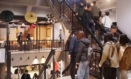 閉館當日因眾多參觀者而顯得熱鬧的廣島城天守閣內部。22日下午於廣島市中區