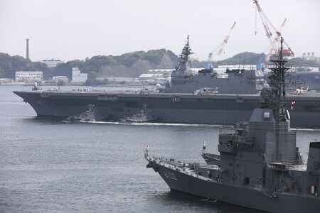 海上自衛隊直升機護衛艦「出雲號」(後方)駛離橫須賀基地執行美艦防護任務。2017年5月於神奈川縣橫須賀市