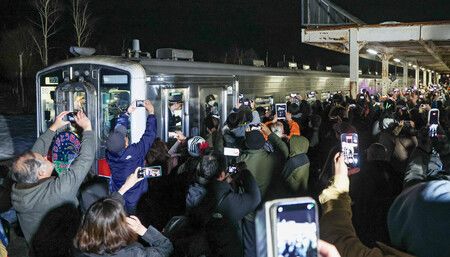 迎來JR留萌線營運最終日,末班列車在眾人送別下駛離石狩沼田站。31日晚間於北海道沼田町