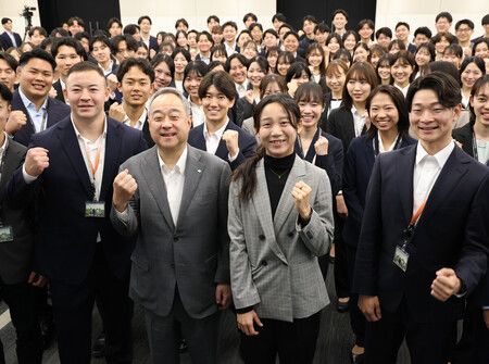 在住友商事入社式中與新進員工合照的速度滑冰前日本代表高木美帆(中央右)。中央左為社長上野真吾。1日上午於東京都千代田區