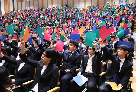 出席NEC入社式的新進員工。1日上午於川崎市