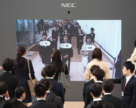 NEC新進員工透過自家臉部辨識技術報到並進入會場。1日上午於川崎市