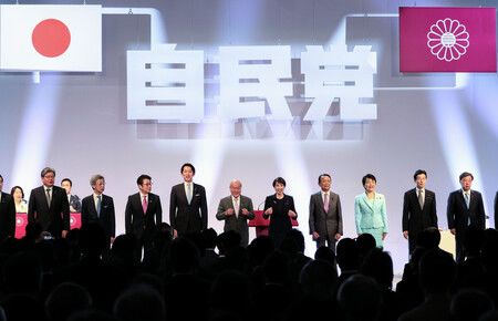 首相高市早苗(右起第5位)等人在自民黨大會齊唱黨歌。12日於東京都港區