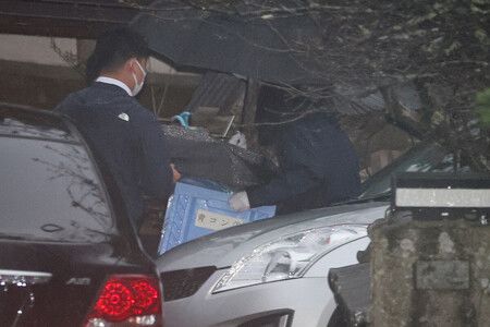 京都府警進入安達結希家中搜索,搜查員正搬運證物箱。15日下午於京都府南丹市