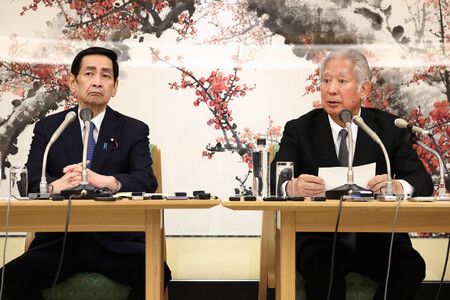 結束關於確保皇族人數的與野黨協議後舉行記者會的眾院議長森英介(右)與參院議長關口昌一。15日下午於東京永田町眾院議長公邸