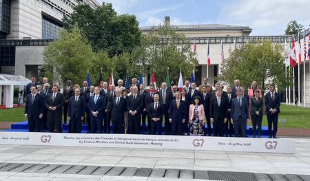 進行紀念合影的七大工業國集團(G7)財長與央行總裁等人。18日上午於巴黎