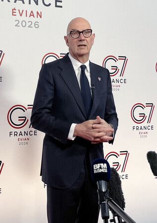 接受記者團採訪的法國經濟暨財務部長レスキュール。18日於巴黎