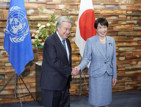 會談前與聯合國秘書長古特瑞斯(左)握手的首相高市早苗。18日下午於首相官邸