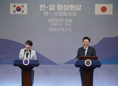 出席共同記者發表會的首相高市早苗(左)與韓國大統領李在明。19日下午於韓國安東市