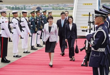 抵達韓國大邱國際機場的首相高市早苗(中央)。19日下午