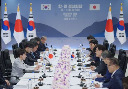 與韓國大統領李在明(右三)進行會談的首相高市早苗(左端)。19日下午於韓國安東