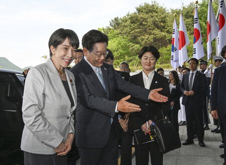在會談前,首相高市早苗(左端)受到韓國大統領李在明(左二)的迎接。19日下午於韓國安東(代表攝影・時事)