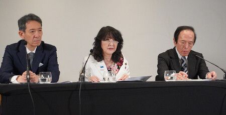 結束七大工業國集團(G7)財長與央行總裁會議後召開記者會的財務相片山皋月(中央)、日銀總裁植田和男(右)及財務官三村淳。19日於巴黎