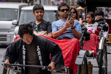 在東京淺草搭乘人力車的外國觀光客。4月15日(AFP時事)