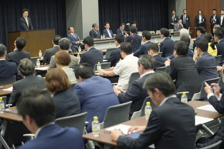 於自民黨「國力研究會」首次會議上就任會長並致詞的加藤勝信(左上)。21日下午於國會內