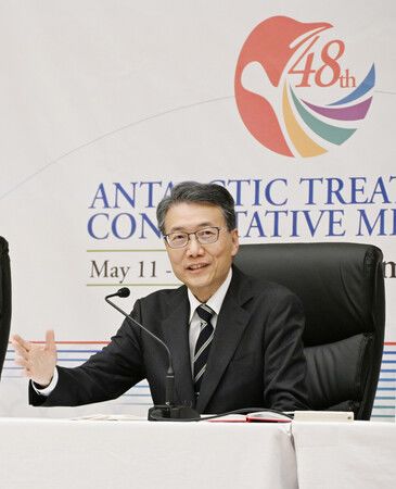 南極條約協商國會議閉幕後召開記者會的外務省擔當大使宇山秀樹。21日下午於廣島市中區