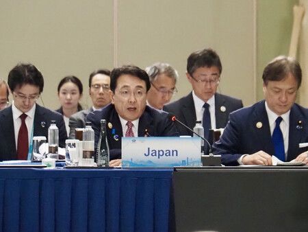 出席APEC貿易部長會議的經濟產業相赤澤亮正(中央)。23日攝於中國江蘇省蘇州(經產省提供)