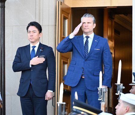 防衛相小泉進次郎(左)與美國國防部長海格塞斯。1月15日攝於華盛頓近郊