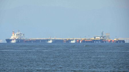 抵達伊勢灣內鋪設設施的出光興產子公司原油油輪「IDEMITSU MARU(出光丸)」。25日上午攝於愛知縣知多市