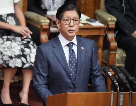 在參議院本會議場發表演說的菲律賓總統小馬可仕。28日下午於國會內