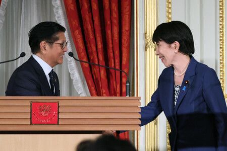 結束共同記者發表會後握手的首相高市早苗(右)與菲律賓總統小馬可仕。28日下午於東京.元赤坂的迎賓館(代表攝影)