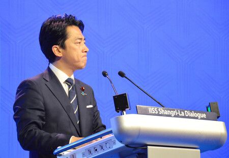 在亞洲安全會議上發表演說的防衛相小泉進次郎。31日攝於新加坡