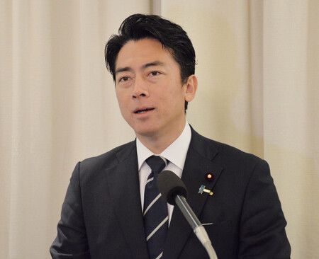 接受記者團採訪的防衛相小泉進次郎。31日攝於新加坡