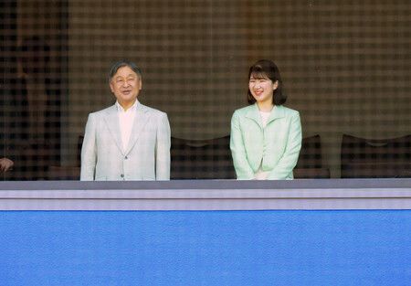 觀看東京六大學棒球春季聯賽早慶戰的天藏陛下與長女愛子公主。31日下午於神宮球場(代表攝影)
