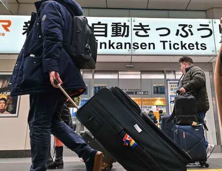 在車站構內(站區內)行走的旅行客。2025年1月攝於東京都內(AFP時事)