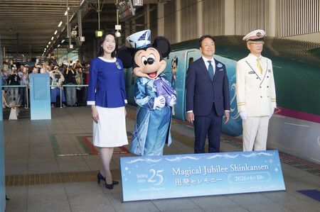 為紀念JR東日本之東京迪士尼海洋開園25週年特別塗裝的東北.北海道新幹線,米奇老鼠等人正在出席其出發慶祝儀式。10日上午攝於仙台市青葉區的JR仙台站。