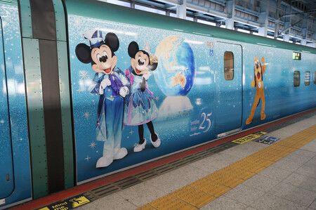 為紀念JR東日本之東京迪士尼海洋開園25週年特別塗裝的東北.北海道新幹線。10日上午攝於仙台市青葉區的JR仙台站。