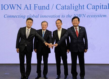宣布為了普及活用光技術之次世代通信基盤「IOWN」而設立投資基金的NTT社長島田明(左起第2人)。10日攝於東京都千代田區