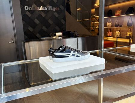展示於「鬼塚虎」店頭的前線運動鞋。10日攝於東京都中央區
