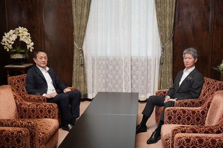 迎向會談的自民黨參議院國對委員長磯崎仁彦(右)與立憲民主黨國對委員長齋藤嘉隆。11日下午攝於國會內