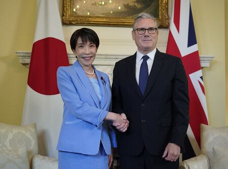 在領袖會談上正式握手的首相高市早苗(左)與英國首相施凱爾。14日攝於倫敦的首相官邸