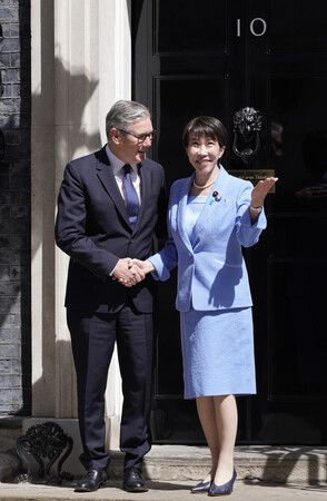受到英國首相施凱爾(左)親自出面迎接的首相高市早苗。14日攝於倫敦的首相官邸