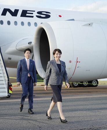 抵達倫敦郊區機場的首相高市早苗(右)。左為官房副長官佐藤啟。13日拍攝