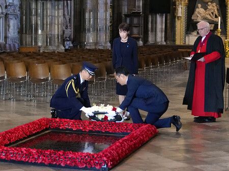 造訪西敏寺、親自向無名戰士之墓進行獻花致哀的首相高市早苗(左深處)。14日攝於倫敦(代表攝影.時事)