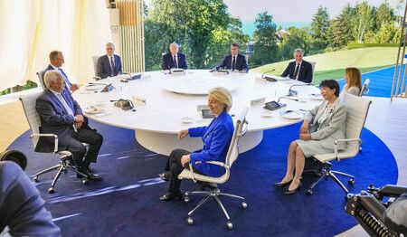 出席G7峰會晚餐會的(右下起順時針方向)高市首相、歐盟(EU)執行委員長馮德萊恩、歐盟理事會主席(大統領)高斯塔、德國首相梅爾茨、英國首相斯塔墨、美國總統川普、法國總統馬克宏、加拿大首相卡尼、義大利總理梅洛尼。15日攝於法國東部埃維昂(代表攝影.時事)