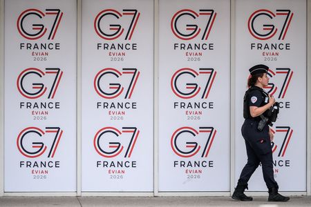 在先進7國首腦會議(G7峰會)開幕前夕進行巡邏的警察官。10日攝於法國.埃維昂(AFP時事)