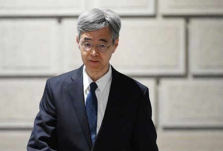 為了出席貨幣政策會議而進入日銀總行的副總裁冰見野良三。16日上午攝於東京都中央區(代表攝影)