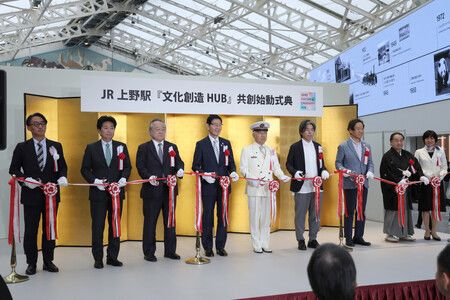 在JR上野站翻新式典上進行剪彩的JR東日本社長喜勢陽一(左端)等人。16日下午攝於東京都台東區
