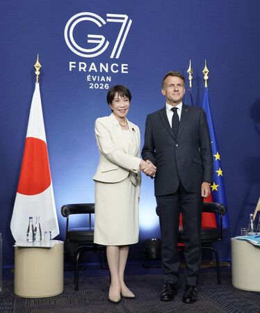 出席會談的首相高市早苗(左)與法國總統馬克宏。16日攝於法國東部埃維昂