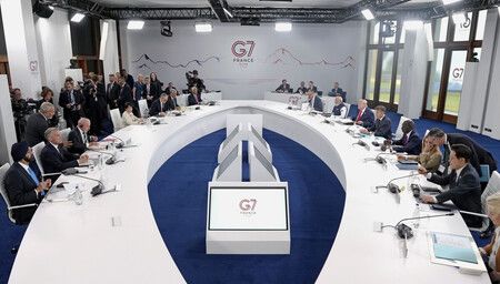 在G7峰會上出席包含受邀國在內之討議的各國領袖等人。16日攝於法國東部埃維昂(代表攝影.時事)