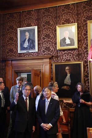 在國際司法裁判所進駐的「和平宮」內,天皇陛下訪問掛有歷代所長肖像畫並排的房間。後方右側的肖像畫為皇后陛下的父親小和田恆。18日攝於荷蘭海牙(代表攝影.時事)