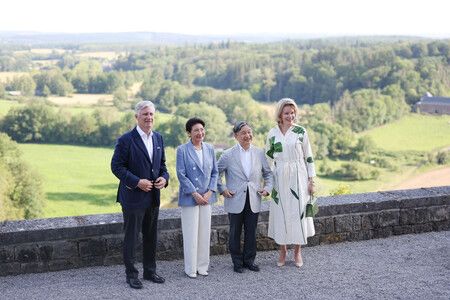 在王室離宮「希爾尼翁城堡」,與比利時國王菲利普(左端)、王妃瑪蒂爾德(右端)進行紀念攝影的天皇、皇后兩陛下。21日攝於比利時.烏伊埃(代表攝影)