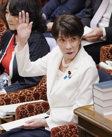在眾院預算委員會上舉手的高市早苗首相。22日上午攝於國會內