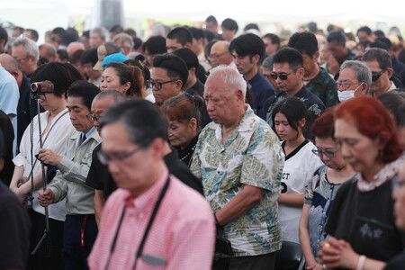 在沖繩全戰沒者追悼式上實施默哀的出席者。23日正午攝於沖繩縣糸滿市的平和祈念公園