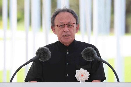 在沖繩全戰沒者追悼式上宣讀和平宣言的沖繩縣知事玉城丹尼。23日下午攝於沖繩縣糸滿市的平和祈念公園